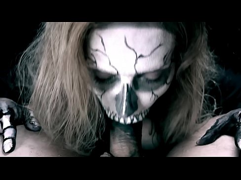 ❤️ Demon girl zuigt pik met haar zwarte mond en slikt sperma. ❤❌ Super porn at us ❤