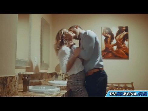 ❤️ Wanneer een rondborstige blondine je verleidt in een openbaar toilet ❤❌ Super porn at us ❤